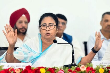 "కాంగ్రెస్‌కు బెంగాల్‌లో ఏమీ లేదు, 2026 లో ఒంటరిగా పోరాడుతుంది": మమతా బెనర్జీ