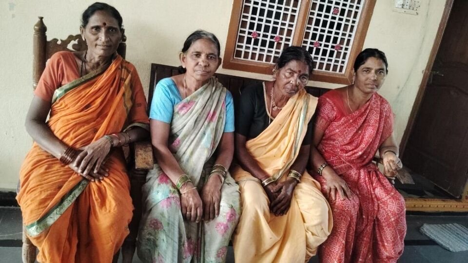 కుంభమేళాలో తప్పిపోయిన జగిత్యాల జగిత్యాల మహిళలు మహిళలు ఎస్పీ ఎస్పీ చొరవతో ఆచూకీ ఆచూకీ- లభ్యం- జగ్టియల్ మహిళలు మహా కుంబె మేలాలో తప్పిపోయారు, ట్రాయిగ్రాజ్ పోలీసులు తెలంగాణకు చేరుకున్నారు, తెలంగాణ తెలంగాణ