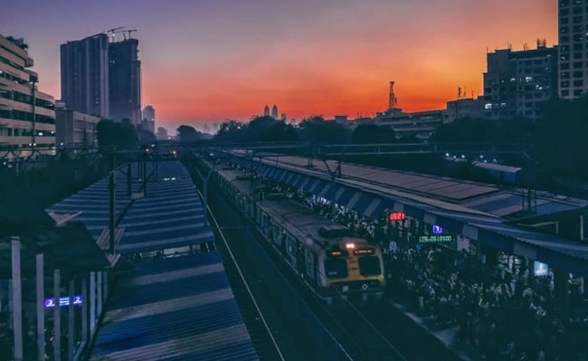 కొత్త-డిజైన్ రైళ్లు పొందడానికి ముంబై సబర్బన్ రైల్వేలు త్వరలో: అశ్విని వైష్ణవ్