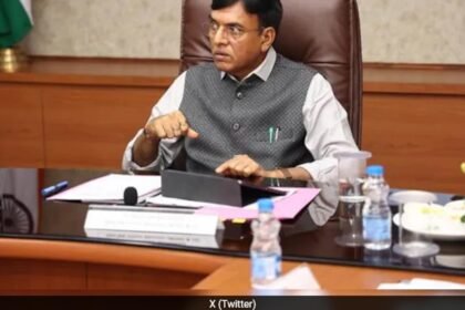 క్రీడా మంత్రి యువకులను చక్రాలను ప్రయాణించే ఎంపికగా ఉపయోగించాలని కోరారు