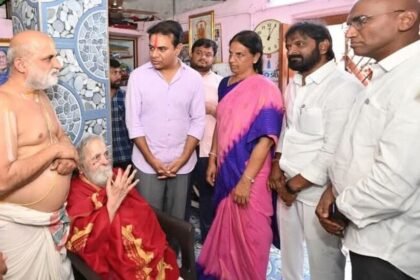 చిలుకుర్ వద్ద brs ktr: చిలుకూరుకు బీఆర్‌ఎస్‌ నేతలు .. ప్రధాన ప్రధాన అర్చకుడు రంగరాజన్‌కు పరామర్శ, నిందితుల్ని శిక్షించాలని శిక్షించాలని శిక్షించాలని