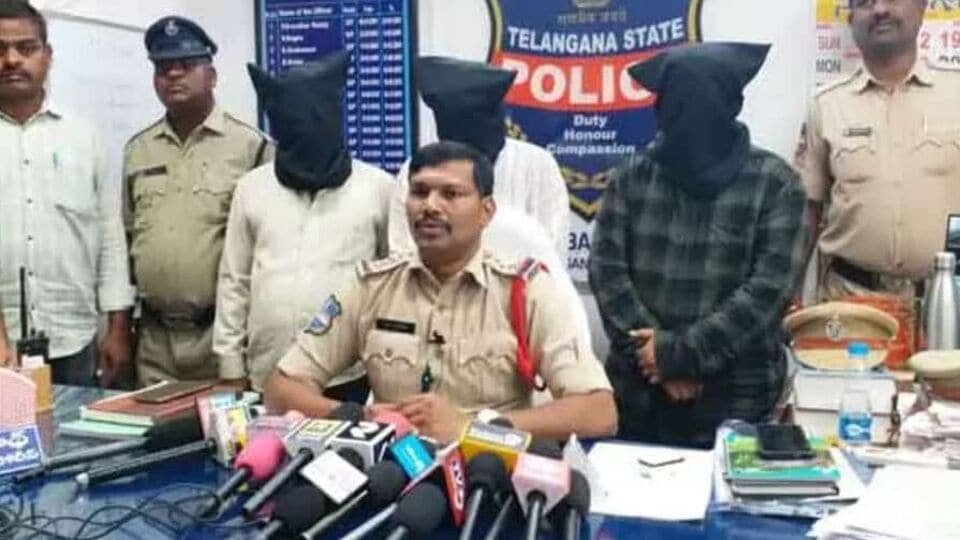 జహీరాబాద్ మోసం: జహీరాబాద్ లో లో కస్టమర్లకు కుచ్చుటోపీ పెట్టిన నగల వ్యాపారి వ్యాపారి, రూ .80 లక్షల లూటీ, ముగ్గురి ముగ్గురి ముగ్గురి