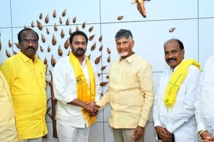 టీడీపీలో చేరిన మాజీ మంత్రి మంత్రి ఆళ్ల ఆళ్ల- మాజీ మంత్రి అల్లా నాని టిడిపిలో సిఎం చంద్రబాబు సమక్షంలో చేరారు, ఆంధ్ర.