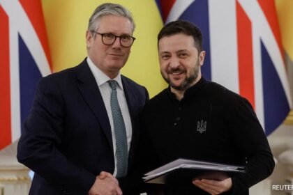 ట్రంప్ "నియంత" వ్యాఖ్య తర్వాత ఉక్రెయిన్ యొక్క జెలెన్స్కీకి యుకె పిఎం మద్దతును వ్యక్తం చేస్తుంది