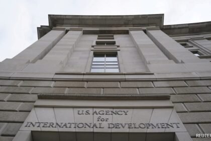 ట్రంప్ పరిపాలన వరుస మధ్య దాదాపు USAID సిబ్బందిని కాల్చడానికి: నివేదిక