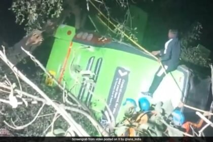 డ్రైవర్ చంపబడ్డాడు, 17 మంది యాత్రికులను మోస్తున్న బస్సులో గాయపడ్డారు