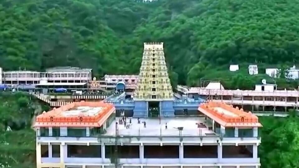 దళారులతో దోస్తీ .. వీఐపీ వీఐపీ దర్శనాల దందా దందా .. ఇద్దరు ఇద్దరు ఉద్యోగులు ఉద్యోగులు ఉద్యోగులు సస్పెండ్!