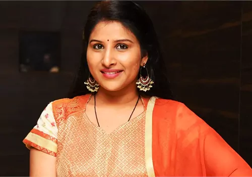 నాకు ఆ రాజకీయ పార్టీతో సంబంధం లేదంటున్న మంగ్లీ మంగ్లీ