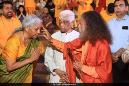 నిర్మలా సీతారామన్, ఇతర బిజెపి నాయకులు సంగం వద్ద పవిత్ర డిప్ తీసుకుంటారు