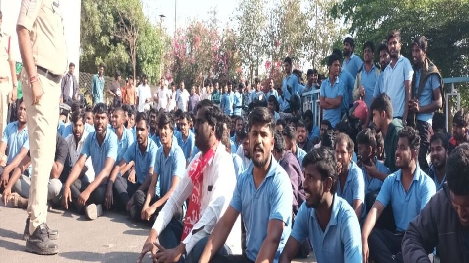 పర్మినెంట్ చేయమన్నందుకు 350 మందికి పైగా ఉద్యోగులను తీసేసిన ఎంఆర్ఎఫ్ ఎంఆర్ఎఫ్ ఎంఆర్ఎఫ్, కార్మికుల- మెడాక్ MRF 350 ప్లస్ ఉద్యోగులను శాశ్వత ఉద్యోగ డిమాండ్ స్పార్కింగ్ నిరసనలు, తెలంగాణ న్యూస్ న్యూస్