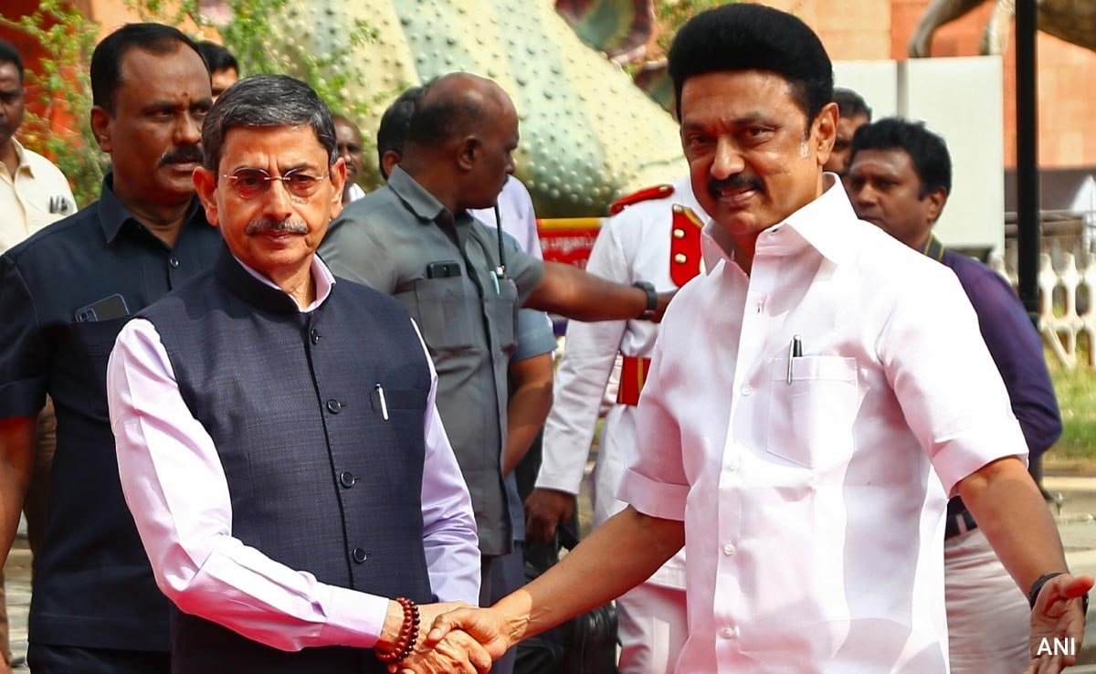 పెండింగ్‌లో ఉన్న బిల్లులపై తమిళనాడు గవర్నర్‌ను సుప్రీంకోర్టు ప్రశ్నించింది
