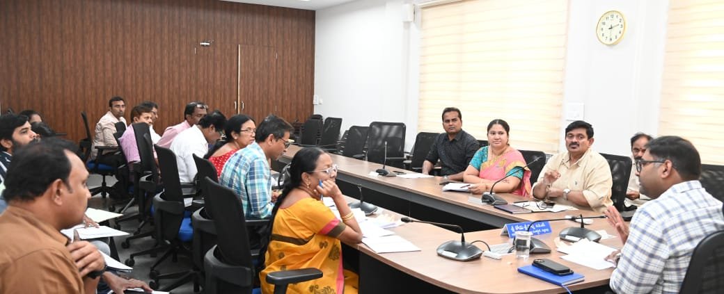ప్రభుత్వ ఆసుపత్రులలో ప్రసవాల సంఖ్య సంఖ్య పెరిగేలా చూడాలి .... జిల్లా కలెక్టర్ కోయ శ్రీ శ్రీ హర్ష