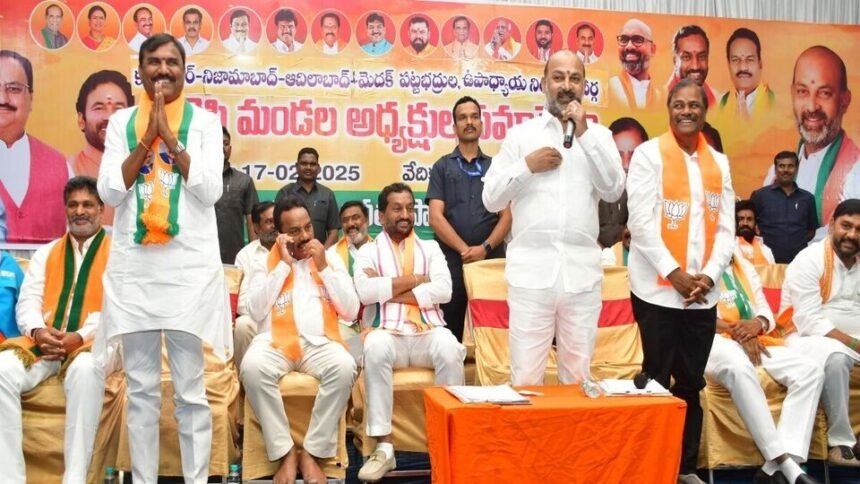 బండి సంజయ్: కాంగ్రెస్ అంటేనే బాకీల సర్కార్-మంత్రులు, ఎమ్మెల్యేల ఎమ్మెల్యేల మధ్య చీలిక చీలిక: బండి సంజయ్ సంచలన వ్యాఖ్యలు వ్యాఖ్యలు