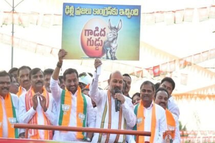 బండి సంజయ్: కాంగ్రెస్ కాంగ్రెస్ కు దిల్లీ ప్రజలు 'గాడిద గుడ్డు' గిఫ్ట్, కులగణన వెనుక పెద్ద- బండి బండి బండి బండి