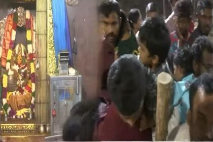 భక్తులతో బాసర సరస్వతీ సరస్వతీ ఆలయం కిటకిట ..