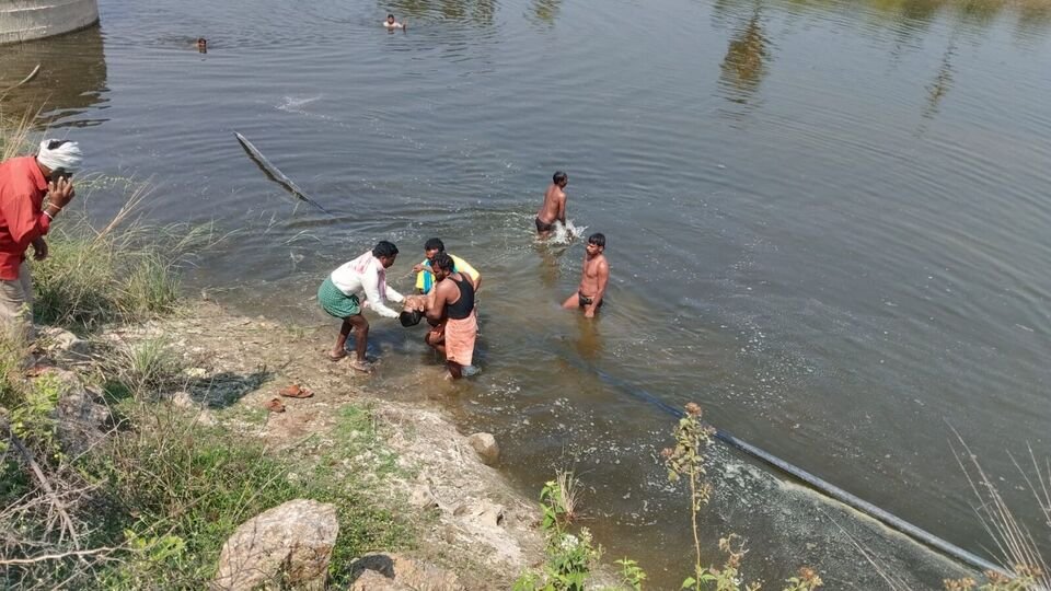 భూపల్పాలీ జిల్లా: వాగులో వాగులో మునిగి పాఠశాల విద్యార్థి విద్యార్థి మృతి - హాస్టల్ ఎదుట పేరెంట్స్ పేరెంట్స్ పేరెంట్స్