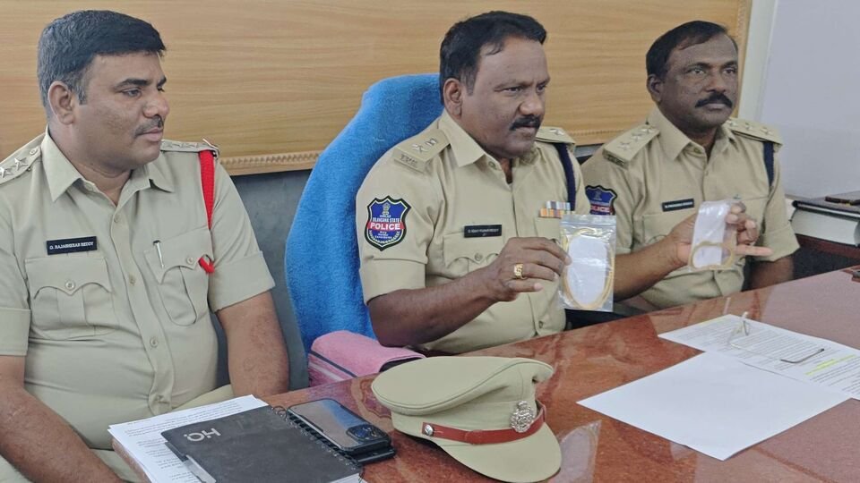 మెదక్ క్రైమ్: బెట్టింగ్, బెట్టింగ్, జల్సాల కోసం చైన్ స్నాచింగ్ పాల్పడుతున్న ఇద్దరు దొంగలను అరెస్ట్ చేసిన మెదక్ మెదక్ మెదక్