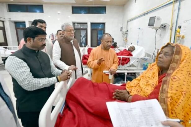 యోగి ఆదిత్యనాథ్ ఆసుపత్రిలో గాయపడినట్లు కలుస్తాడు