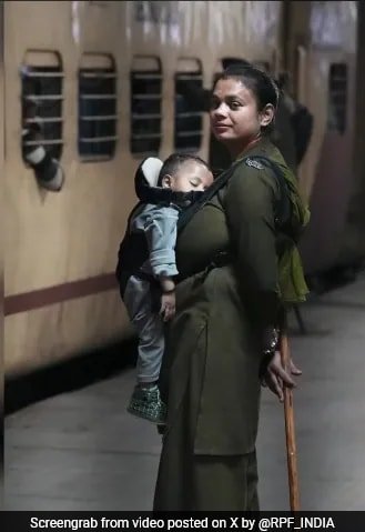 రైల్వే స్టేషన్‌లో ఆర్‌పిఎఫ్ ఆఫీసర్ పెట్రోలింగ్