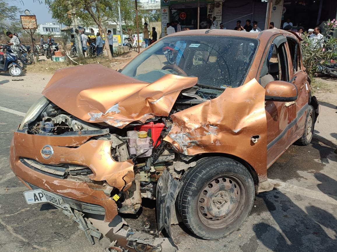 రోడ్డు ప్రమాదంలో వ్యక్తికి తీవ్ర తీవ్ర