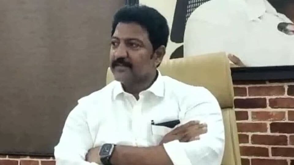 వంశీ పాత కేసులపై పోలీసుల ఫోకస్ ఫోకస్ .. పీటీ పీటీ వేసి కస్టడీలోకి తీసుకునే తీసుకునే తీసుకునే ఛాన్స్!