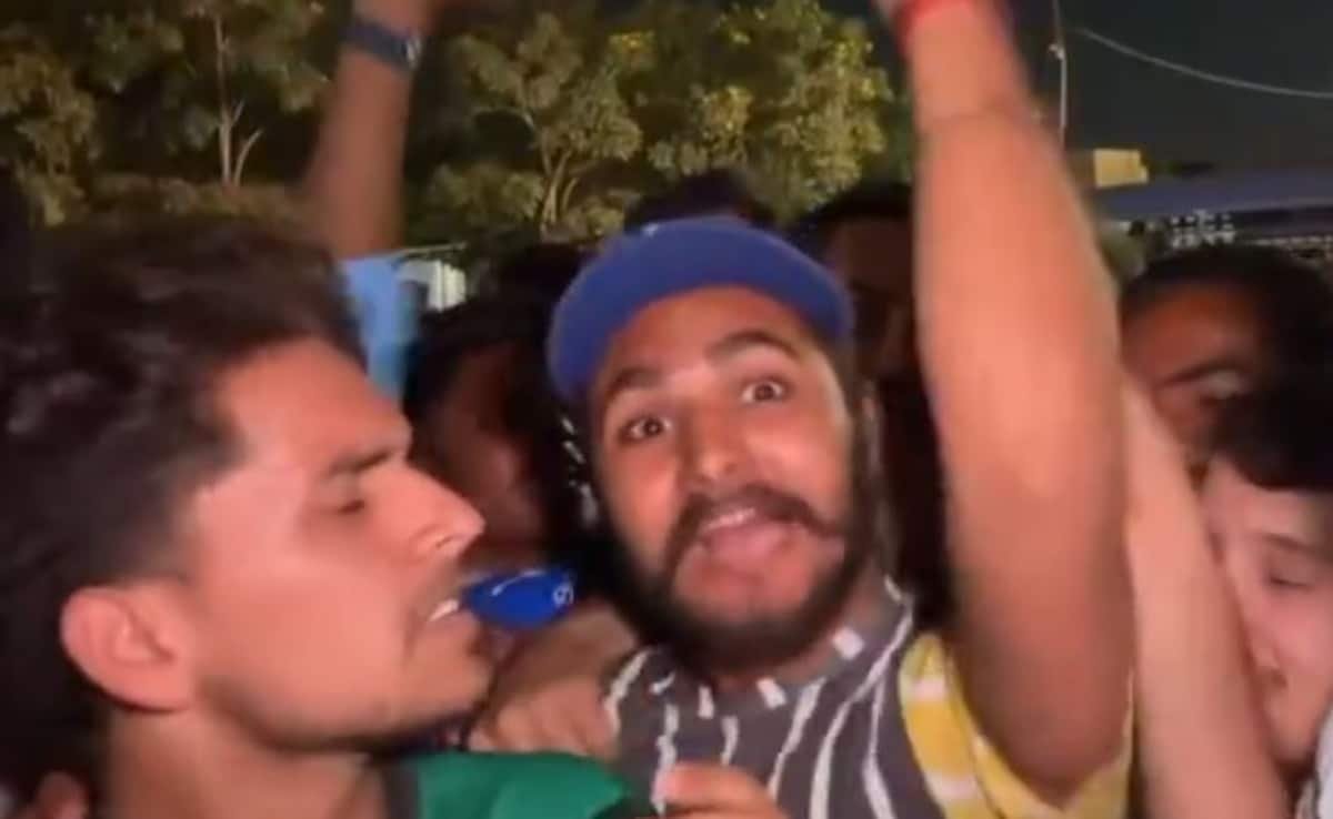 "విరాట్ కోహ్లీ జిందబాద్": కరాచీ షవర్ లో అభిమానులు ఇండియా స్టార్ పై ప్రేమ. వీడియో వైరల్