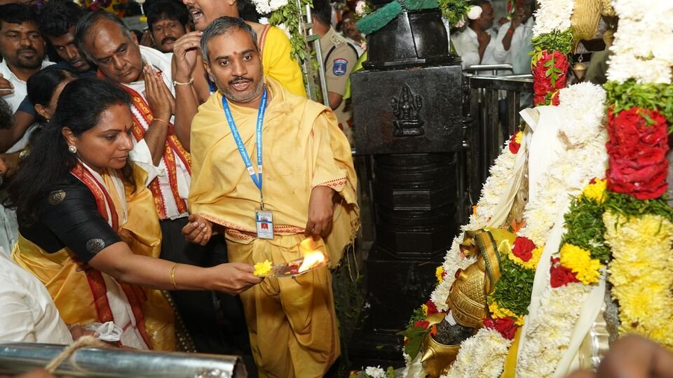 వేములవాడ అభివృద్ధిని కొనసాగించాలన్న బీఆర్‌ఎస్‌ నాయకురాలు కవిత కవిత కవిత కవిత సిరిసిల్ల సిరిసిల్ల జిల్లాలో వేధింపులు వేధింపులు ఆపాలని ఆపాలని డిమాండ్ డిమాండ్ డిమాండ్ డిమాండ్ డిమాండ్ డిమాండ్ డిమాండ్ డిమాండ్ డిమాండ్ డిమాండ్ డిమాండ్ డిమాండ్ డిమాండ్ డిమాండ్- brs నాయకుడు కవితా అభివృద్ధిని కొనసాగించాలని కోరుకుంటాడు, సిర్కిల్లా జిల్లాలో వేధింపులకు ముగింపు కావాలని డిమాండ్ చేస్తుంది, తెలంగాణ తెలంగాణ