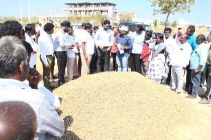 వేరుశనగ రైతుల సమస్యలను పరిష్కరిస్తాం పరిష్కరిస్తాం: జిల్లా కలెక్టర్ ఆదర్శ్ సురభ సురభ