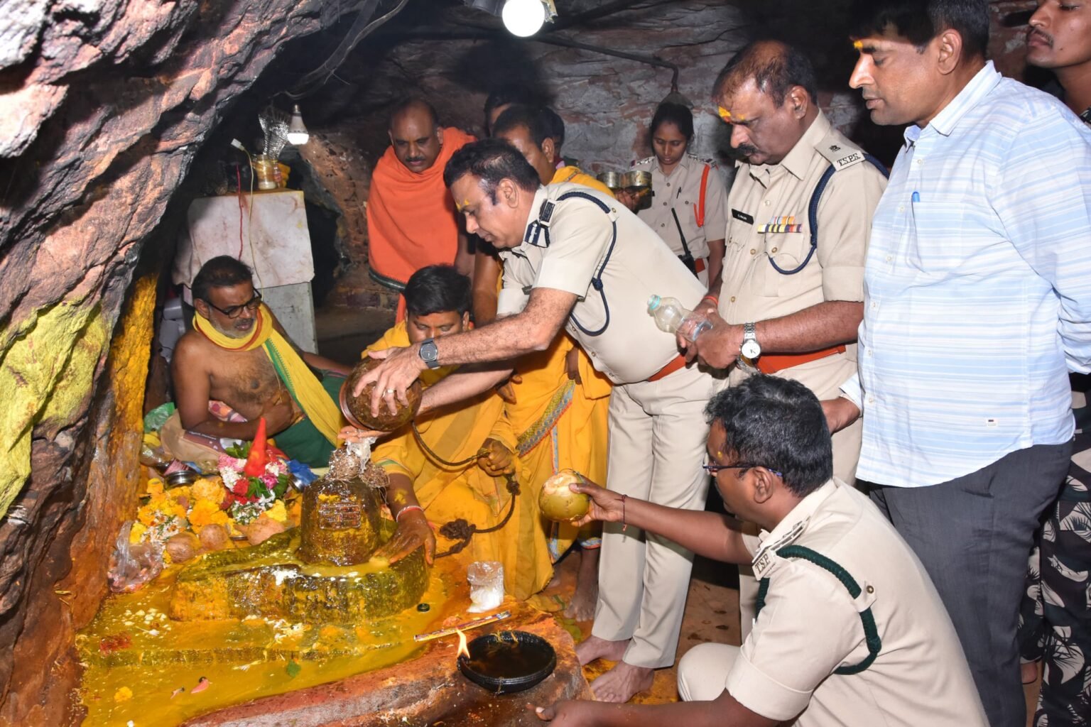 వేలాల మల్లికార్జున స్వామి ఆలయం సందర్శించిన రామగుండం సీపీ సీపీ