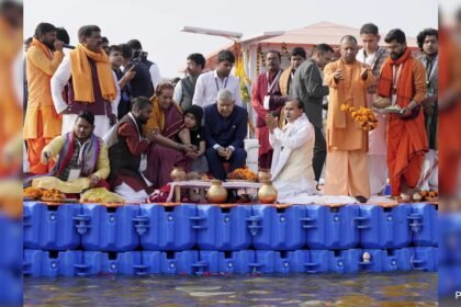 వైస్ ప్రెసిడెంట్ సంగం లో డిప్ తీసుకుంటాడు, "అద్భుతమైన" సెటప్ కోసం యోగి ఆదిత్యనాథ్‌ను ప్రశంసించారు