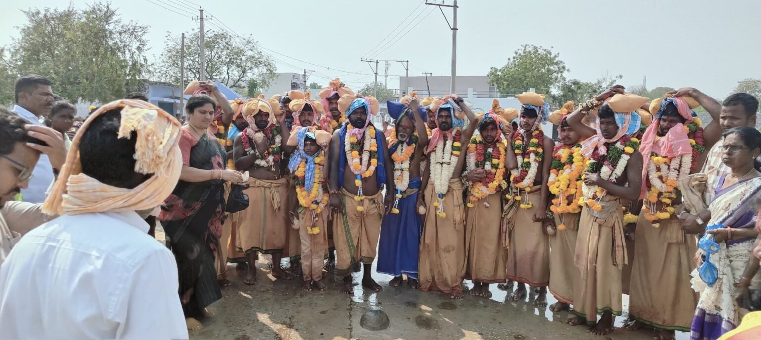 శ్రీశైలానికి ఇరుముడితో శివ స్వాముల స్వాముల