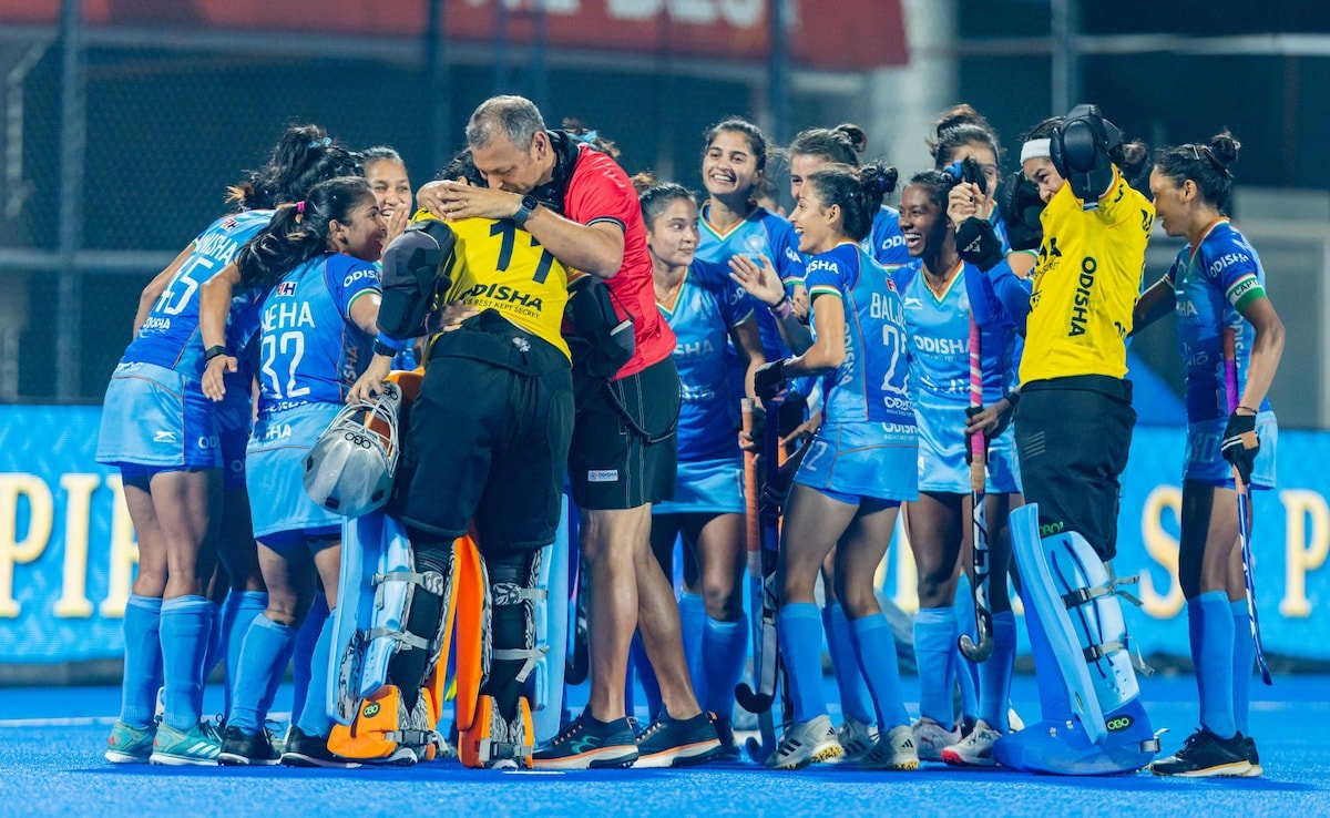 షూటౌట్లో ఒలింపిక్ ఛాంపియన్స్ నెదర్లాండ్స్ యొక్క భారతీయ మహిళల హాకీ జట్టు స్టన్స్ స్టన్స్ స్టన్స్