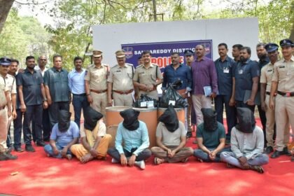 సంగారెడి: ఫార్మా ఫార్మా కంపెనీలే ..! కార్బన్ దొంగిలిస్తున్న ముఠా ముఠా,. 4 కోట్లకుపైగా విలువైన కెమికల్ స్వాధీనం