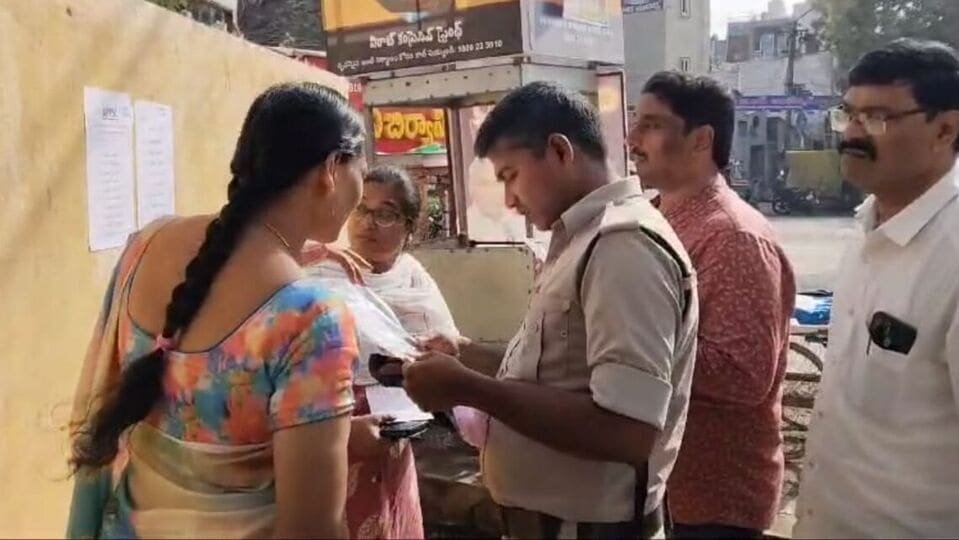 సర్దుకుపోదాం సర్దుకుపోదాం..ఏపీలో ఐఏఎస్‌ ఐఏఎస్‌ వర్సెస్‌ అధికార అధికార నేతలు నేతలు- రూలింగ్ పార్టీ నాయకులు తప్పనిసరిగా IAS అధికారులతో నిబంధనలకు రావాలి, ఆంధ్ర ప్రదేశ్ న్యూస్