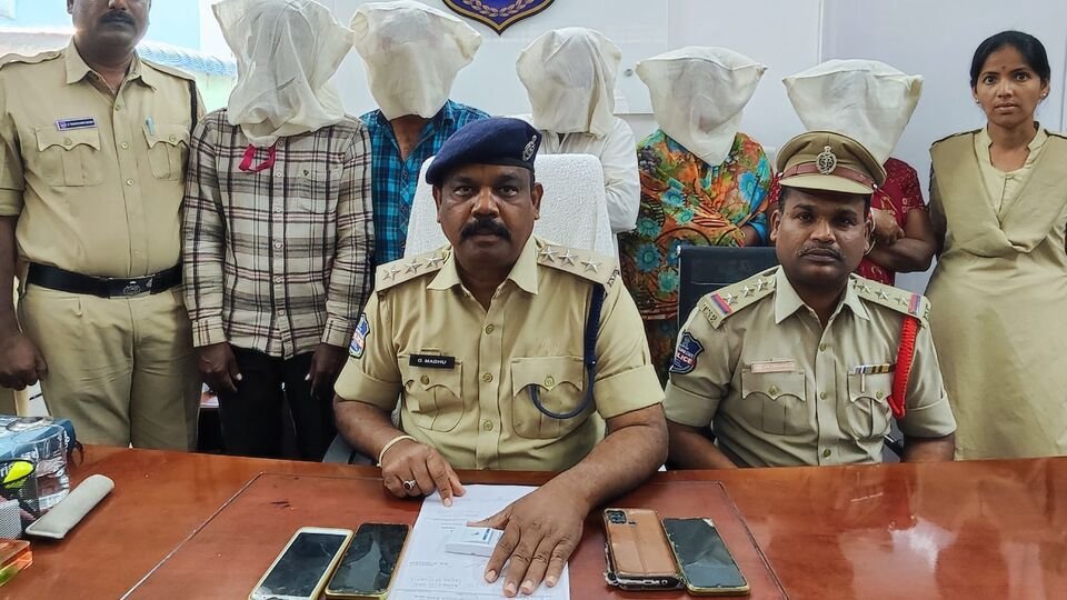 సిద్దీపెట్ క్రైమ్: సిద్దిపేట సిద్దిపేట లో దారుణం కోసం కోసం తమ్ముణ్ణి చంపిన చంపిన అక్క, బావ .. ఐదుగురి ఐదుగురి అరెస్ట్ అరెస్ట్ ఐదుగురి