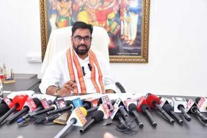 స్వర్ణమయం కానున్న యాదాద్రి ప్రధాన ఆలయ రాజగోపురం