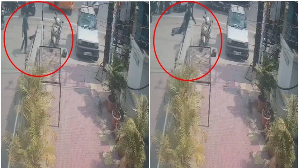 హైదరాబాద్ లో మరో దారుణ హత్య హత్య హత్య, నడిరోడ్డుపై నడిరోడ్డుపై కత్తితో పొడిచి చంపిన చంపిన కొడుకు కొడుకు- హైదరాబాద్ హర్రర్ కొడుకు ఎసిల్ బస్ టెర్మినల్ సమీపంలో పగటిపూట తండ్రిని కొట్టాడు, తెలంగాణ తెలంగాణ తెలంగాణ