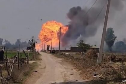 300 కంటే ఎక్కువ ఎల్‌పిజి సిలిండర్లను మోస్తున్న ట్రక్ అగ్నిని పట్టుకుంటుంది, పేలుడును ప్రేరేపిస్తుంది