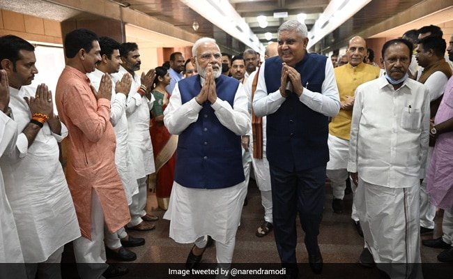 AIIMS వద్ద వీప్ సందర్శించిన తరువాత PM మోడీ