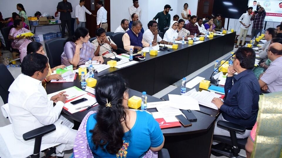 AP పెన్షన్లు: అర్హత ఉన్న ఉన్న వారి పెన్షన్లను తొలగించడం లేదని స్పష్టం చేసిన ఏపీ ఏపీ ప్రభుత్వం, విద్యార్థుల బ్యాంకు ఖాతాల్లో పెన్షన్ ఖాతాల్లో