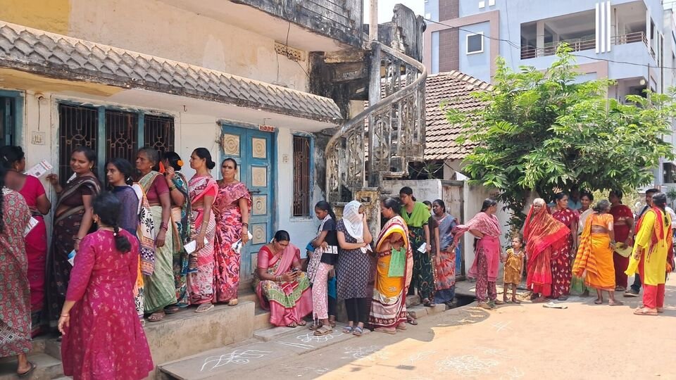 Ap ration e -kyc: నత్తనడకన నత్తనడకన ఈకేవైసీ - బారులు బారులు తీరుతున్న ప్రజలు ప్రజలు, తప్పని ఇక్కట్లు ...!