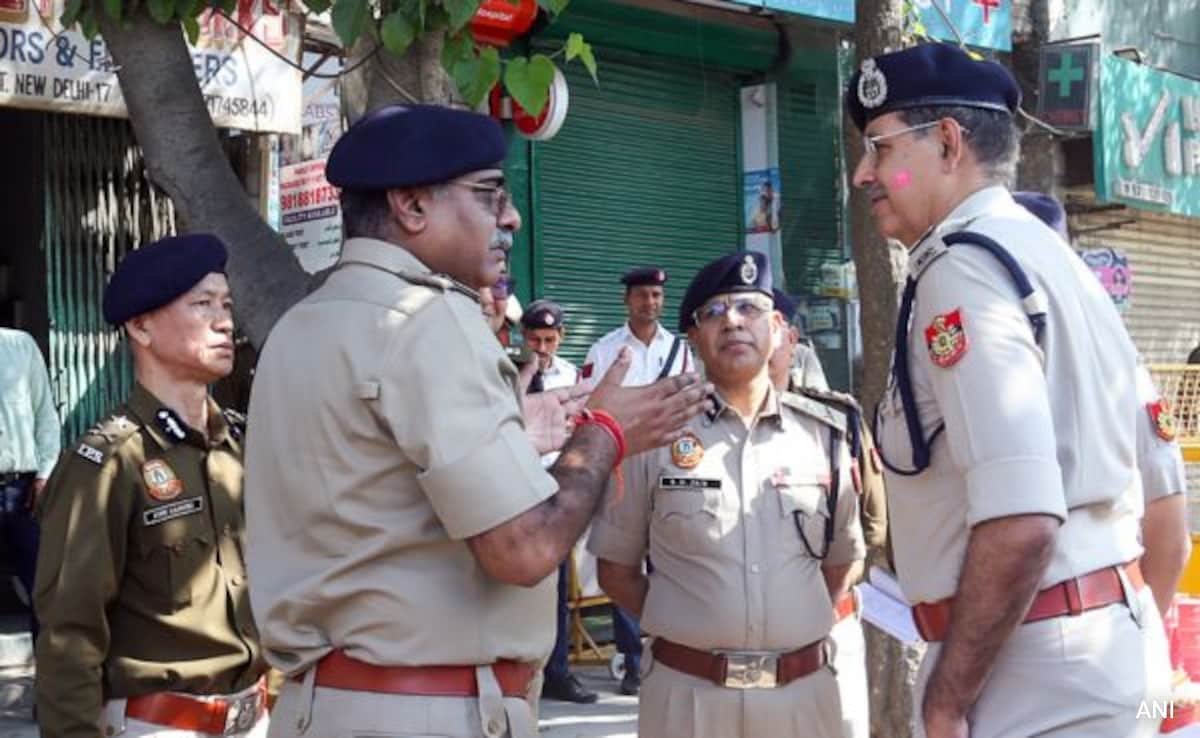 Delhi ిల్లీ 'యాంటీ-రోమియో స్క్వాడ్' పొందటానికి, ప్రతి జిల్లాలో 2 జట్లకు నాయకత్వం వహించడానికి టాప్ కాప్