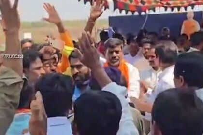 Warangal: కాంగ్రెస్ వర్సెస్ బీజేపీ .. మామునూరు మామునూరు వద్ద వద్ద క్రెడిట్ ఫైట్ ఫైట్ .. భారీగా భారీగా మోహరించిన భారీగా మోహరించిన