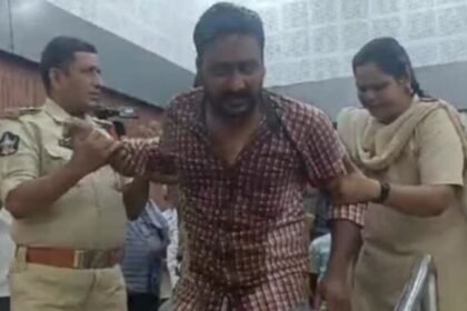 Ysr kadapa: జాయింట్ జాయింట్ క‌లెక్ట‌ర్ పెట్రోల్ పెట్రోల్ పోసుకుని ఆత్మ‌హ‌త్యాయ‌త్నం .. కారణం కారణం కారణం కారణం