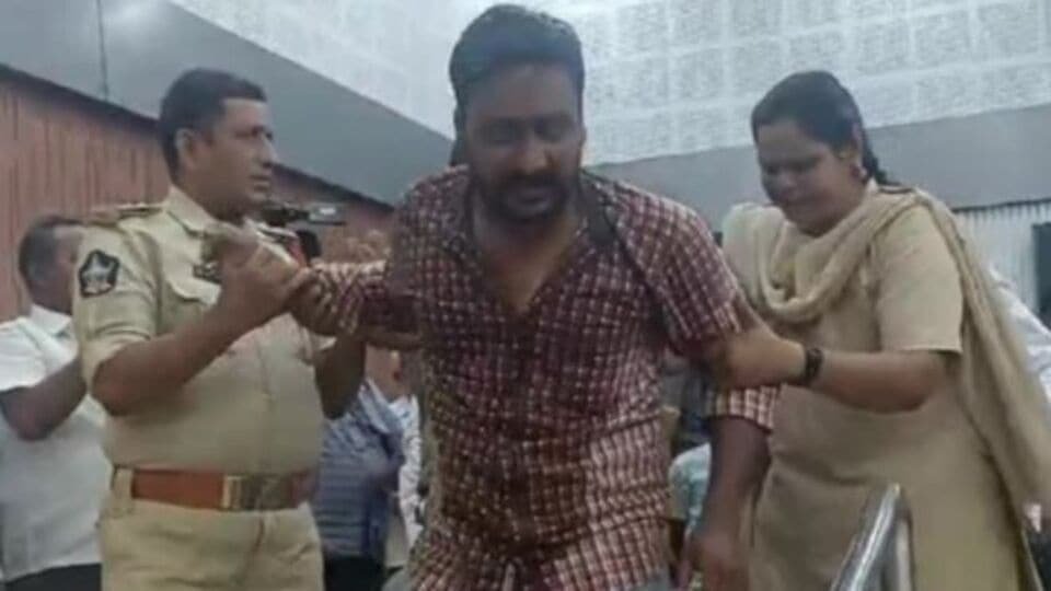 Ysr kadapa: జాయింట్ జాయింట్ క‌లెక్ట‌ర్ పెట్రోల్ పెట్రోల్ పోసుకుని ఆత్మ‌హ‌త్యాయ‌త్నం .. కారణం కారణం కారణం కారణం