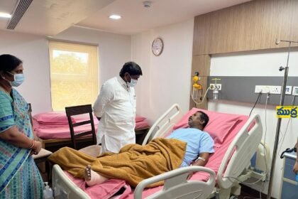 అచ్చంపేటఎమ్మెల్యే వంశీకృష్ణను పరామర్శించిన బట్టి బట్టి