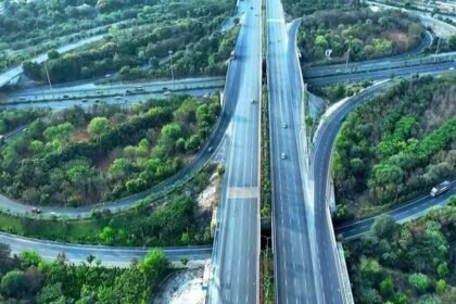 అధ్వాన్నంగా హైదరాబాద్ ఔటర్‌ రింగ్‌ రింగ్‌ రోడ్డు రోడ్డు నిర్వహణ నిర్వహణ వాహనదారులు వాహనదారులు వాహనదారులు వాహనదారులు!