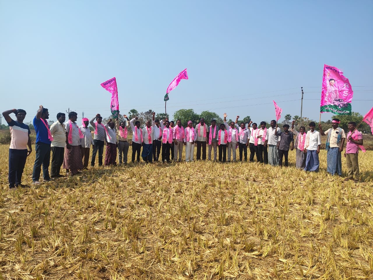 అన్నారం గ్రామం గ్రామం లో ఎండిన పంటలను పరిశీలిస్తున్న బిఆర్ఎస్ నాయకులు నాయకులు