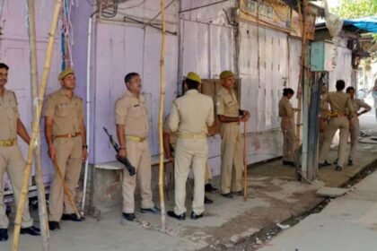 అప్ మనిషి తన తల్లి తన తోబుట్టువులు, ఆస్తి కోసం వారి భార్యలు చంపినట్లు ఆరోపించాడు