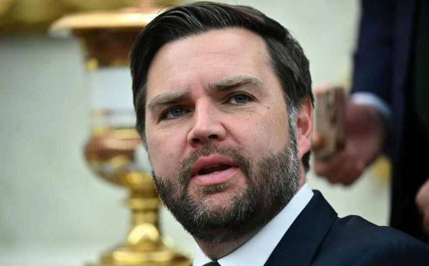 అమెరికా గ్రీన్ కార్డ్ శాశ్వత నివాసానికి హామీ హామీ? జేడీ వాన్స్ వ్యాఖ్యలతో చర్చ